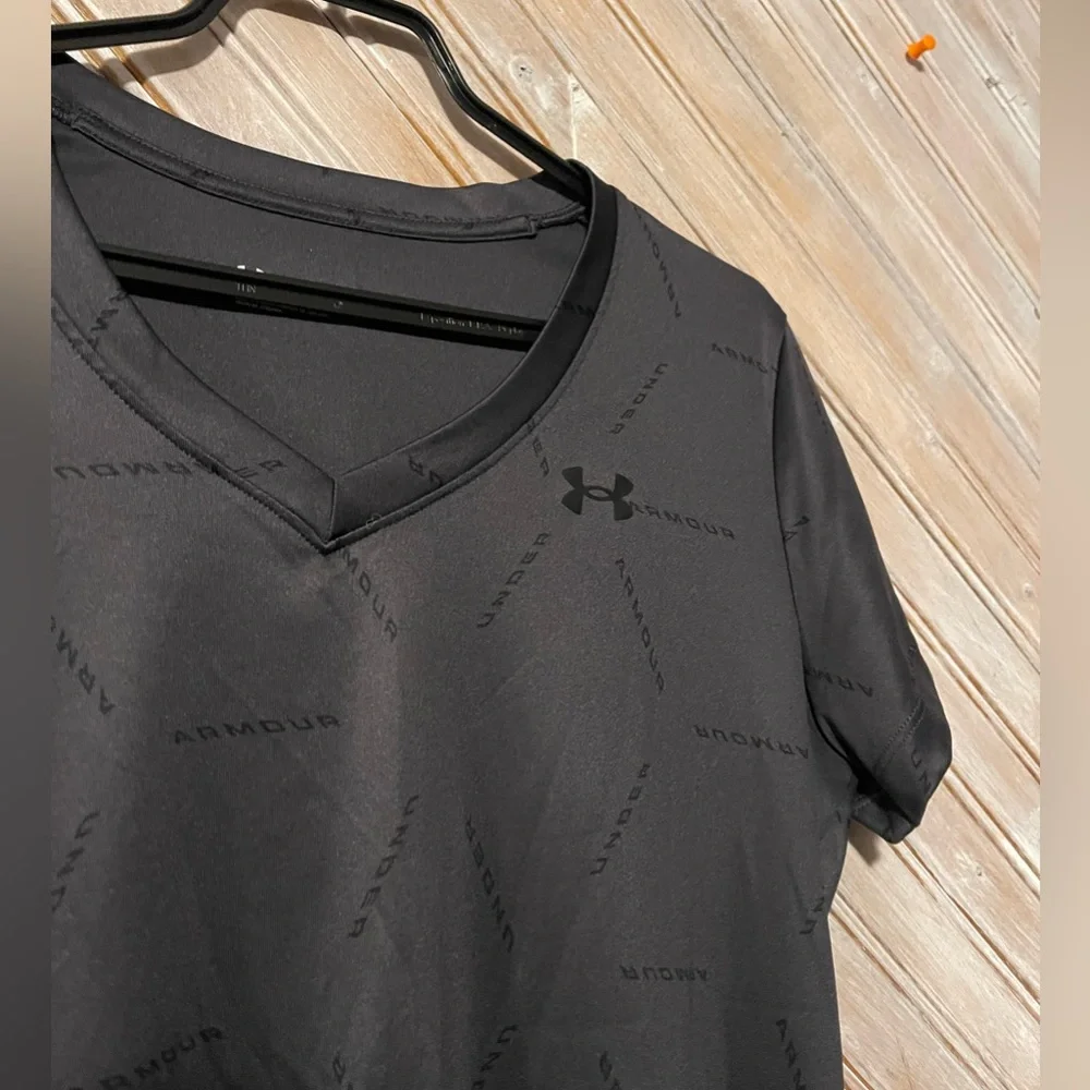 Under Armour Black & Grey Short Sleeve V Neck Tee Soft Athletic Workout Loose - Picture 3 of 8